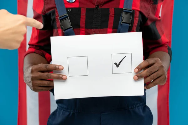 Junger Schwarzer Reparateur Hält Wahlzettel Mit Häkchen Quadrat Während Gegen — Stockfoto