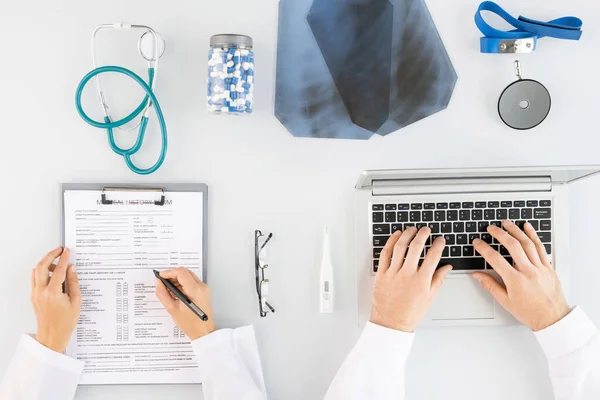 Vista Superior Das Mãos Dois Jovens Médicos Whitecoats Fazendo Anotações — Fotografia de Stock