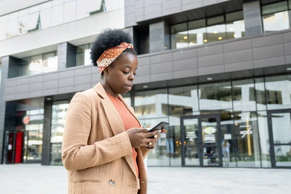 Junge Seriöse Geschäftsfrau Afrikanischer Herkunft Scrollt Mit Dem Smartphone Vor — Stockfoto