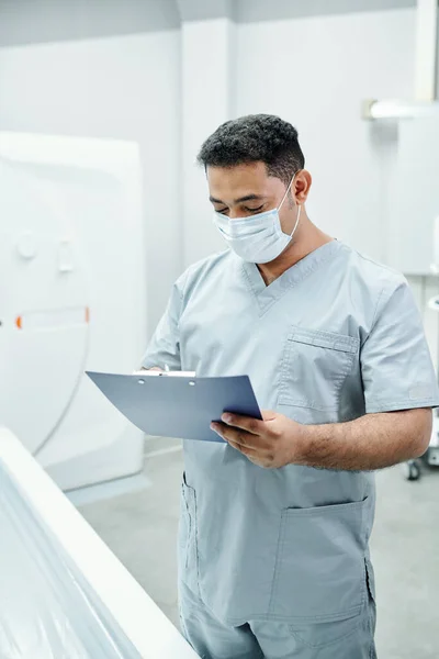 View Serious Young Nurse Scrubs Making Notes Paper While Doing — Stock Photo, Image