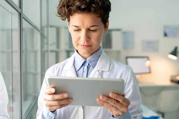 Jovem Cientista Sério Químico Whitecoat Olhando Através Informações Tela Tablet — Fotografia de Stock