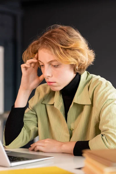 Joven Desarrollador Femenino Serio Software Sentado Junto Escritorio Mirando Través — Foto de Stock