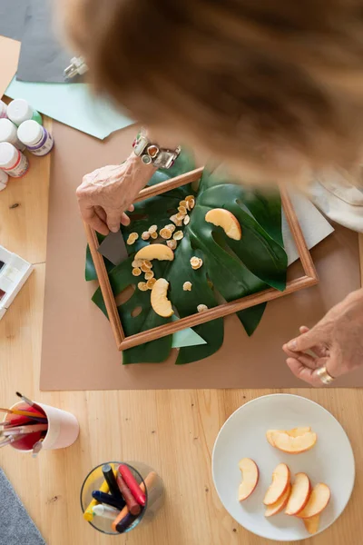 Draufsicht Der Hand Der Reifen Frau Die Bildkomposition Holzrahmen Macht — Stockfoto