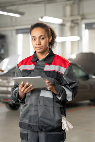 Young Mixed Race Female Car Service Worker Looking You While — Stock Photo, Image