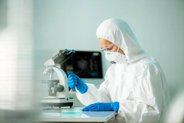 Científico Contemporáneo Batas Protectoras Respirador Anteojos Guantes Dejando Caer Sustancia — Foto de Stock