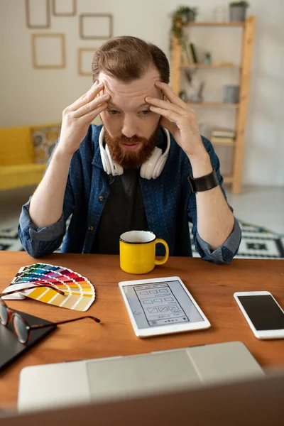 Jeune Développeur Logiciels Fatigué Touchant Front Tout Penchant Sur Tasse — Photo