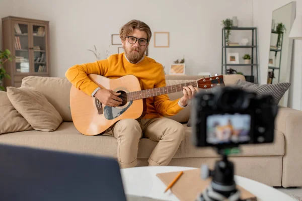 Genç Müzik Öğretmeni Online Ders Sırasında Dinleyicilerine Gitar Çalarken Akıllı — Stok fotoğraf