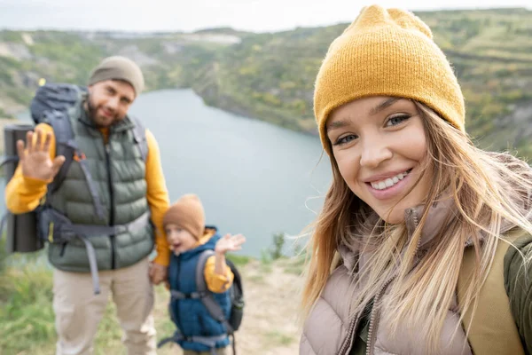 Šťastná Mladá Blondýna Žena Zubatým Úsměvem Dělat Selfie Svým Manželem — Stock fotografie