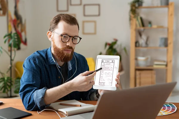 Ung Seriös Mjukvaruutvecklare Pekar Skiss Smartphone Modell Surfplatta Display Samtidigt — Stockfoto