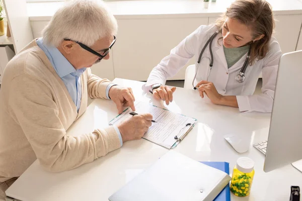 Senior Patient Mit Stift Zeigt Auf Ärztliches Dokument Klemmbrett Während — Stockfoto