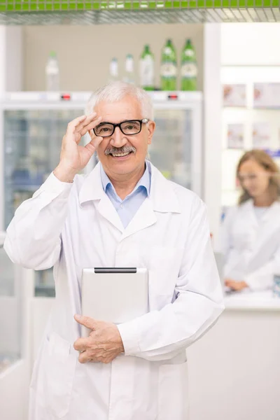 Úspěšný Senior Drogerie Pracovník Whitecoat Brýle Dívá Vás Úsměvem Při — Stock fotografie