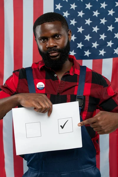 Zeitgenössischer Junger Afroamerikanischer Reparateur Zeigt Auf Ein Häkchen Einem Der — Stockfoto