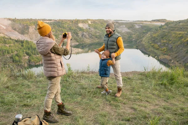 Jong Vrouwtje Met Smartphone Staan Voor Haar Man Kleine Zoon — Stockfoto