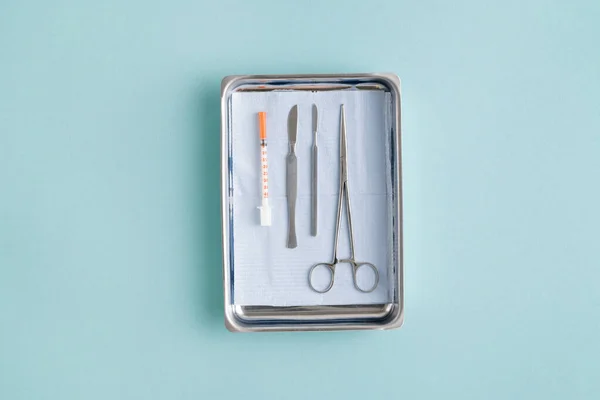 Flatlay Stål Medicinsk Skål Med Kirurgiska Instrument Och Spruta Med — Stockfoto