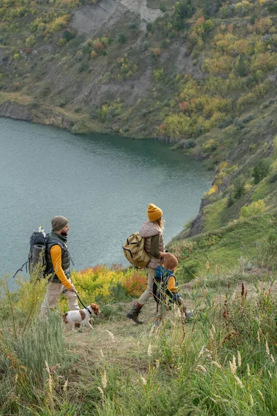 Backpackers Contemporanei Caldo Casualwear Muovendosi Lungo Sentiero Lungo Fiume Lago — Foto Stock