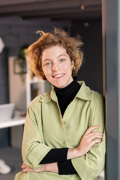 Mladá Usměvavá Blondýnka Pracovnice Neformálním Oblečení Stojí Otevřených Dveří Před — Stock fotografie
