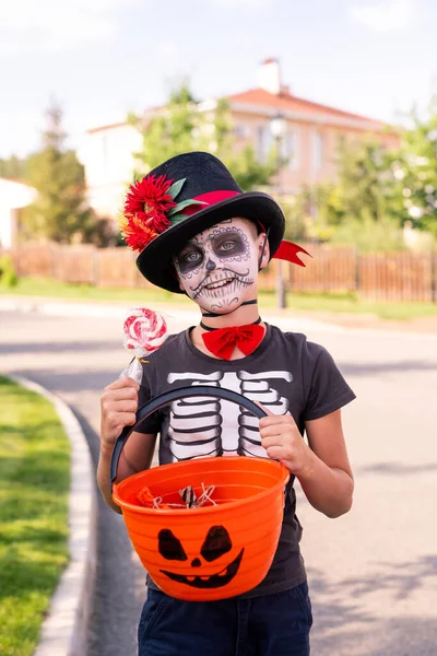 Веселый Мальчик Раскрашенным Лицом Футболку Хэллоуина Элегантную Шляпу Показывая Пластиковую — стоковое фото
