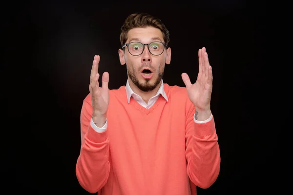 Portret Van Zelfverzekerde Jongeman Oranje Trui Met Teken Tegen Zwarte — Stockfoto