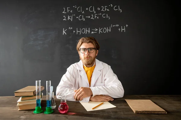 Professor Química Barbudo Olhando Para Tubo Com Substância Líquida Rosa — Fotografia de Stock