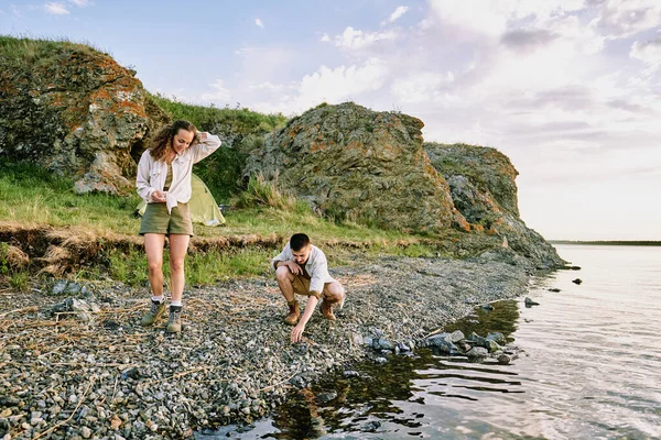 Genç Yürüyüşçü Deniz Kenarında Taş Seçerken Birlikte Kırsalda Vakit Geçiriyorlar — Stok fotoğraf