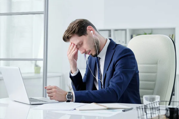 Beschäftigter Junger Manager Mit Stoppeln Sitzt Schreibtisch Und Spricht Durch — Stockfoto