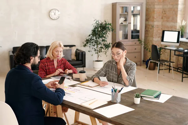 Drie Creatieve Interculturele Mobiele Applicatie Ontwikkelaars Scrollen Smartphones Tijdens Het — Stockfoto