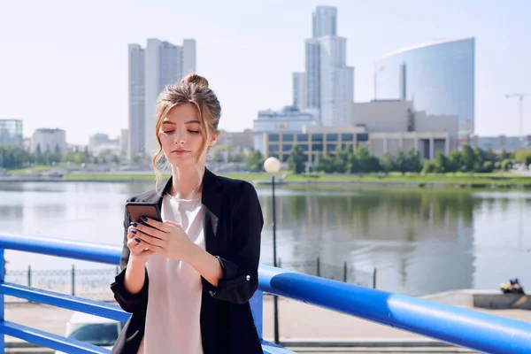 Jeune Femme Affaires Contemporaine Tenue Décontractée Intelligente Regardant Écran Smartphone — Photo