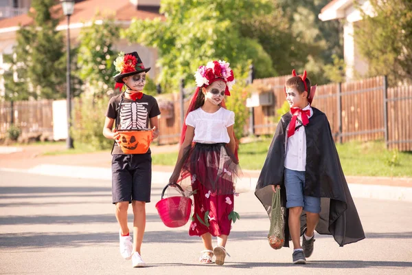 Cadılar Bayramı Kostümlü Boyalı Şirin Çocuklar Köy Evleri Arasında Sohbet — Stok fotoğraf
