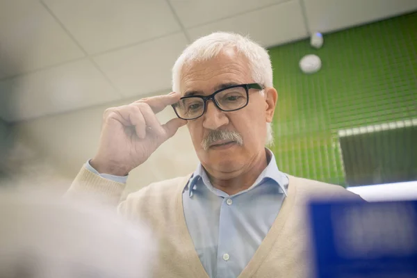 Älterer Mann Mit Grauen Haaren Berührt Brille Während Vor Großem — Stockfoto