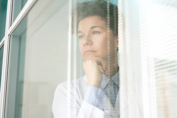 Jeune Femme Scientifique Coûteuse Chercheuse Dans Whitecoat Tenant Main Par — Photo