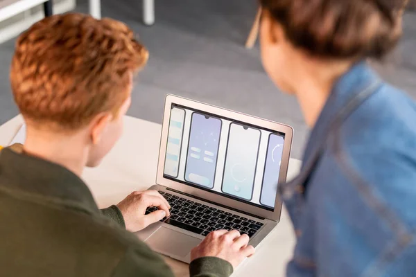 Två Unga Kollegor Tittar Elektroniska Skisser Nya Mobila Applikationer Samtidigt — Stockfoto