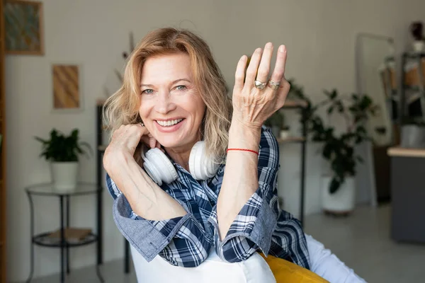 Vreugdevolle Volwassen Vrouw Met Koptelefoon Kijken Naar Met Een Tand — Stockfoto