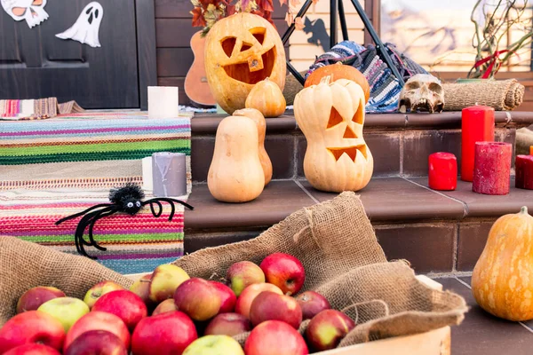 Groupe Citrouilles Mûres Halloween Araignée Tas Pommes Crâne Bougies Rouges — Photo