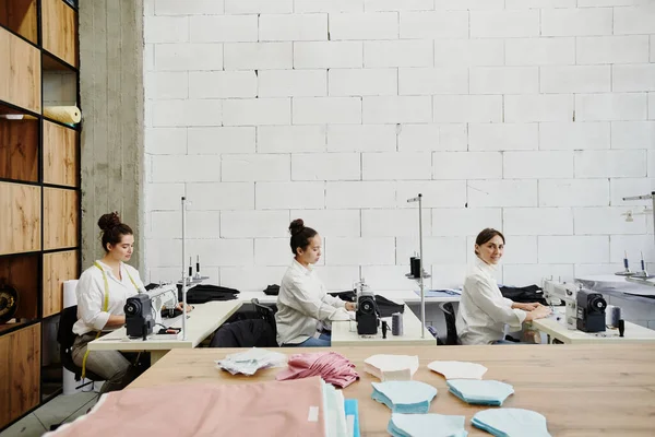 Три Занятые Женщины Дизайнера Модных Швейных Изделий Новой Сезональной Коллекции — стоковое фото