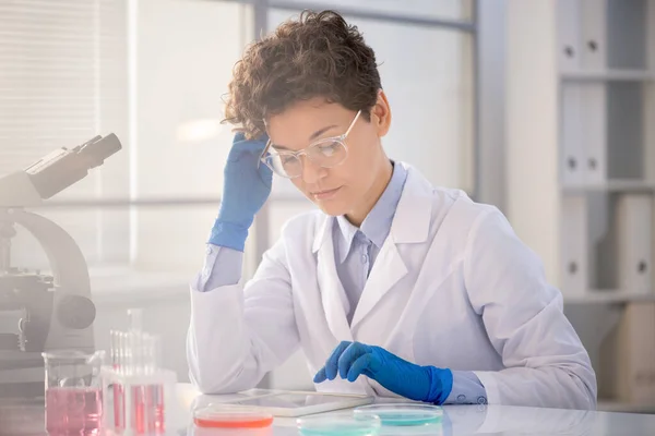 Científico Contemporáneo Investigador Whitecoat Guantes Anteojos Sentado Escritorio Laboratorio Mirando — Foto de Stock