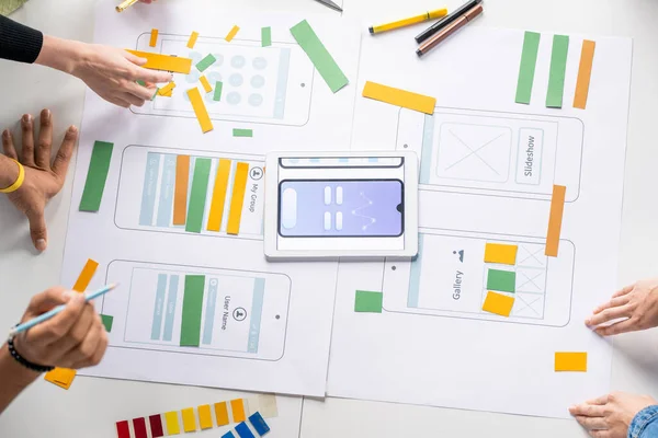 Hände Junger Zeitgenössischer Designer Neuer Mobiler Anwendungen Über Papieren Mit — Stockfoto