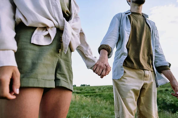 Close Casal Viajante Irreconhecível Camisas Casuais Mãos Dadas Colinas Enquanto — Fotografia de Stock