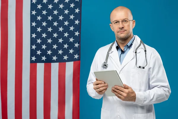 Middle Aged Doctor Whitecoat Eyeglasses Using Tablet While Standing Stars — Stock Photo, Image