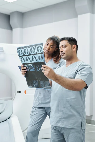 Sobre Visão Ombro Médico Jaleco Explicando Causa Dor Paciente Apontando — Fotografia de Stock