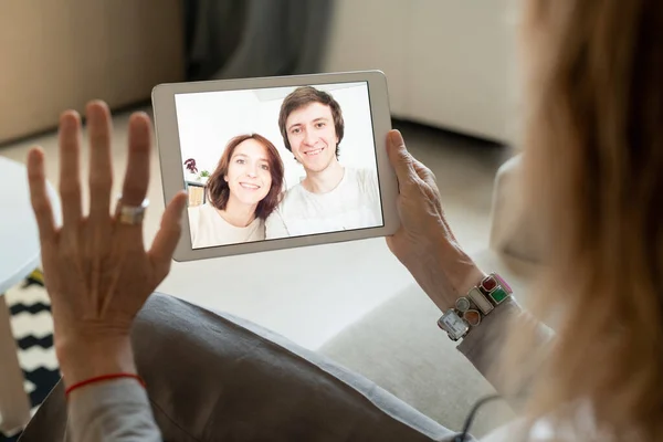 Hand Mature Female Touchpad Waving Her Happy Daughter Her Boyfriend — Stock Photo, Image