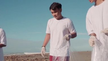 Dört yerel çevreci aktivistin plaj temizleme bölgesindeki çöpleri toplayarak dünyayı daha iyi bir yer haline getirdikleri orta büyüklükte bir video.