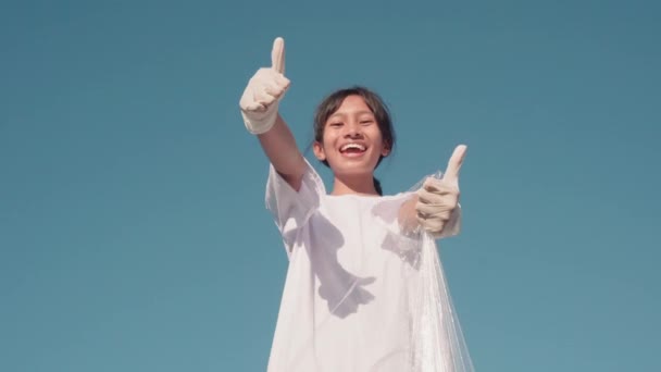 Imágenes Bajo Ángulo Adolescente Indonesia Con Camiseta Blanca Guantes Especiales — Vídeo de stock