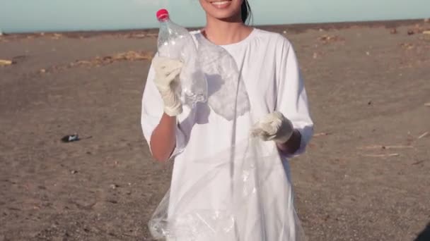 Μέση Closeup Των Νεαρών Γυναικών Της Ινδονησίας Έφηβος Συλλογή Σκουπίδια — Αρχείο Βίντεο