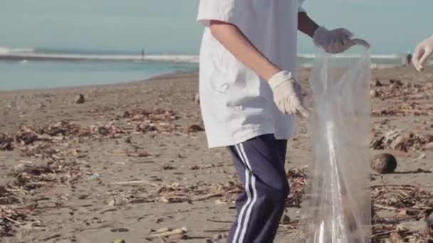 Médio Perto Jovem Indonésia Sua Equipe Voluntários Com Sacos Lixo — Vídeo de Stock