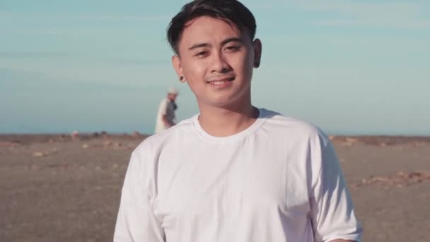 Портрет Молодого Индонезийца Улыбающегося Камеру Собирающего Пластиковые Пакеты Мусора Грязного — стоковое видео