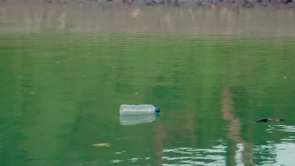 Vann Forurenset Uforsiktige Mennesker Som Kaster Plastflasker Annet Giftig Avfall – stockvideo