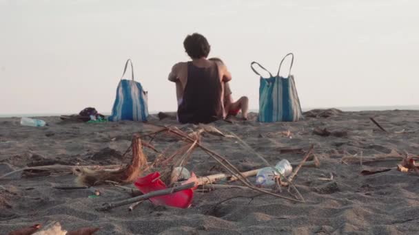 Images Branches Cassées Bouteilles Plastique Jetées Autres Déchets Toxiques Sur — Video