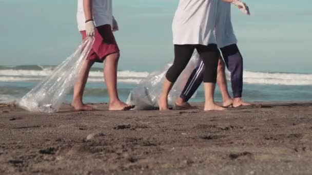 Imágenes Inclinadas Feliz Grupo Local Ambientalistas Llevando Bolsas Basura Especiales — Vídeo de stock