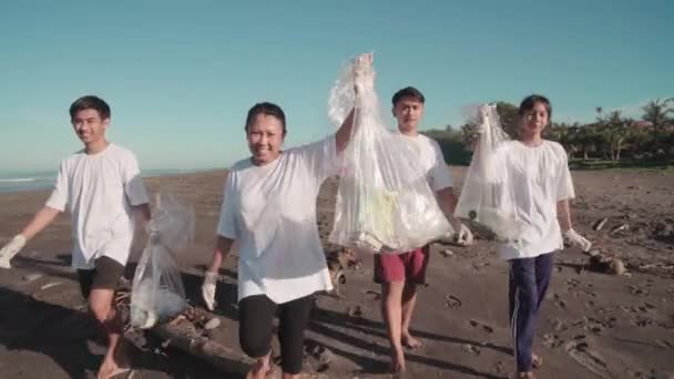 Indonéz Önkéntesek Felvették Szemetet Szennyezett Strandról Egy Csomó Műanyag Szemeteszsákot — Stock videók