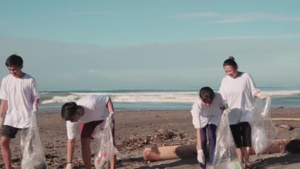 Előnézet Teljes Felvétel Önkéntesek Csapatáról Akik Műanyagot Gyűjtenek Tengerpartról További — Stock videók